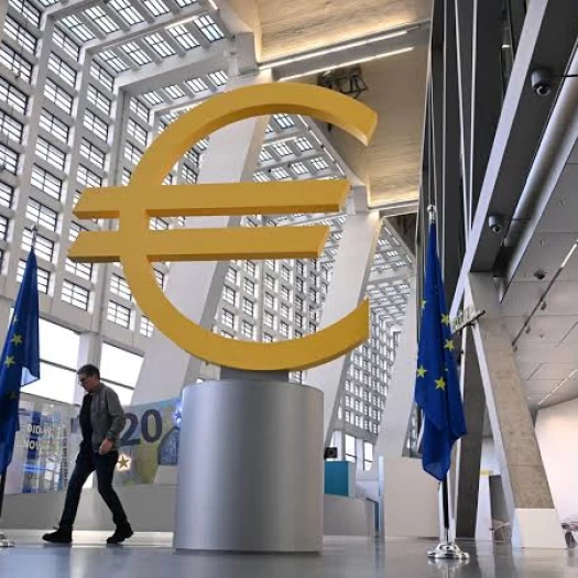  Το δίλημμα για την ΕΚΤ για τα επιτόκια και το όριο των $100